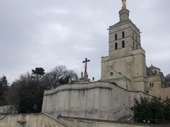 ノートルダム・デ・ドン大聖堂（Cathédrale Notre Dame des Doms d’Avignon）。
教皇庁に隣接したノートルダム・デ・ドン大聖堂は、4世紀のカトリックのバジリカ様式をもとに12世紀半ばに建てられたロマネスク様式の大聖堂。
鐘楼のてっぺんにある黄金の聖母子像が1859年に据え付けられました。