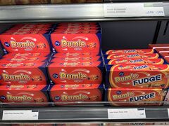 フィンランドを代表するお菓子メーカー「Fazer（ファッツェル）」社の
お馴染みの「Dumle Original（ドゥムレ オリジナル）」という
商品名の柔らかいキャラメルクリームが入った
ミルクチョコキャンディーです。

ヨーテボリ旧市街にあるショッピングモール『ノードスタン』内の
スーパー『リドル』でバラマキ土産として「Dumle Original」を
購入しました♪

＜Fazer（ファッツェル）社のチョコレート＞
〇 Dumle Original（250g）　SEK 75（約1,050円）