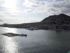 対岸には、黄金山が。1662年に干拓されるまでは、仁保島と呼ばれ、山麓には後に毛利水軍に編入された白井氏水軍の本拠地でした。