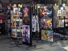 シャンゼリゼ通りをエトワール凱旋門を目指して行きます。
キオスクで日本のアニメのポスターが沢山並んでいました。