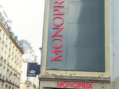スーパーモノプリ（MONOPRIX LES CHAMPS）
右手の横道に入ると、モノプリが2軒並んで建っていました。一軒目はファッションの店、2軒目は食料品の店。