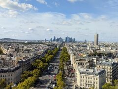 やっと展望階に到着、眺めは最高です。
「新凱旋門 グランダルシュ」（La Grande Arche）
通りの先に白い大きな門が見えます。カルーゼル凱旋門・エトワール凱旋門に続く第3番目の「門（arc, arche）」です。フランスの国の標語である「Liberté, Égalité, Fraternité」（自由、平等、友愛）から、「La Grande Arche de la Fraternité」（直訳 - 友愛の大アーチ）との正式名称を持っています。