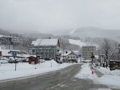 少し山が見えるようになりました。車道の雪も溶けてきたというか、メイン道路だけ溶かした感じがするのですが。。