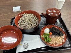 園内には蕎麦屋さんがあり、出雲そばをいただきました。
価格は880円。
薬味をかけて食べるスタイル。蕎麦湯もいただけて、
観光地のついでに名物を楽しみました。
味も悪くなかったです。

