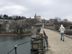 サン・ベネゼ橋（Pont Saint Benezet）。世界的に有名な歌「アヴィニョンの橋の上で」（Sur le pont d'Avignon）の舞台。
橋の上を歩きます。