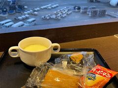 JALラウンジでちょこっと朝食。
今日はヨネスケの天むすとたん熊の稲荷寿司。