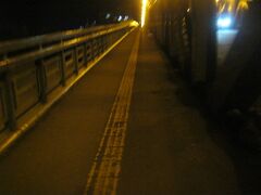 旭川のランドマーク、北海道三大名橋の一つ、旭橋を渡りましょう。
（あと2つは札幌の豊平橋と釧路の幣舞橋）

歩道の雪がすっかりとなくなっていますね。
もう完全に春だわ。