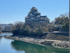 橋の上から眺める烏城。