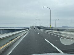 琵琶湖大橋を渡ります