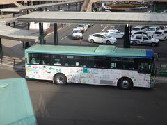 仙台駅にやって来た。
10月の地下鉄車両基地イベントで行われた「お絵描きバス」が居た。
イベントに参加した子供たちが描いたもので3月末まで運行する。