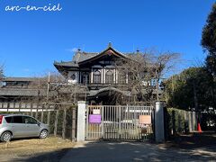 途中、奈良ホテルを傍に通ります。
青空にクラシックな建物が映えますね。