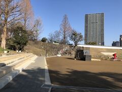 今日は青空の広がるいいお天気！
岡崎公園駐車場に車を停めます。