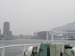 「フェリー万葉」は定刻の16時50分に出港。
船尾のデッキから眺める長崎市街。
