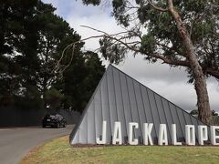 モーニントン半島にもワイナリーが点在してます。
宿泊はジャッカロープホテル　https://jackalopehotels.com/
モーニントン半島で一番いいホテルで5つ星です。
Vineyard Room with Bath
 786.36AUD x 2泊 小計1,572.72 AUD 税金・諸費用157.28 AUD
ホテル合計1,730.00 AUD