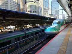 東京駅から新幹線で出発です。
グランスタのオープンが8時なので、お買い物して乗り込めるよう8時半くらいの新幹線をチョイスする習慣が身についてきています。