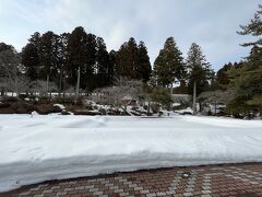 『水源池公園』と呼ばれている公園広場に出ました。

歩道以外は積雪で覆われていました。