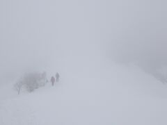 《武尊山途中下山》
2本のリフトを乗り継ぎ、リフト頂上より登山道に入る。強風、降雪、雪煙の中、アイゼン・ピッケルもって登り始める。前回１/８登山と同じだ。この段階で、視野30ｍ。