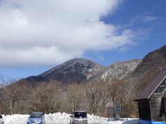 12:26　赤城第一スキー場駐車場に到着。これから登る赤城山（黒檜山）が、堂々とした山容を現していた。