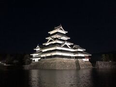 夕闇に浮かぶ松本城を見たら来て良かったと美しさに見惚れました。