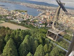 お寿司食べて満足した後は函館山へやってきました。
ロープウェイ乗り場まで行くのも結構坂道でした。