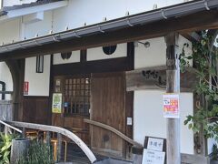 ちょうどお城の近くにうどん屋さんがあったので入ります