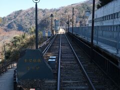 新しい橋梁に線路が移った今も
旧線の線路は残っています。

駅は旧字の餘部、
鉄橋は余部。
統一したほうがわかりやすいんじゃないかと思いつつ歩きます。