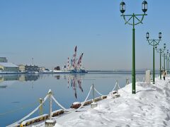 静まり返った釧路川河口。