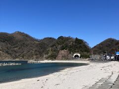 小さな湾で静かに遊べそうな海水浴場