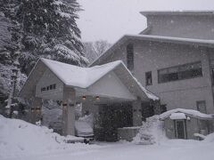 水上水明荘。川沿いのお宿です。