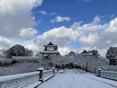 ２週間前の経験を活かして、バスで石川門までショートカット。
お、また青空が。
いい景色を見れて、兼六園に期待が高まります。