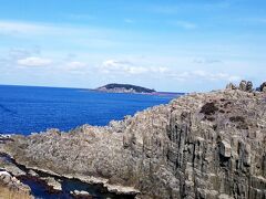 東尋坊に到着です。
なんだか、子供のころに来たような気がするんだけど、修学旅行かしら。
集団行動が嫌いだったからあんまり修学旅行の思い出ってなくて曖昧だけど。