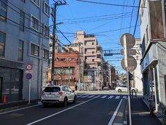 横浜市営地下鉄ブルーラインの蒔田駅のすぐ近くのバス停にいます。
今日はここからバスで山手まで行きます。

すぐ先に見える大通りは鎌倉街道。
目当てのバスは、交差点の向こうの京急井土ヶ谷駅方向からやって来ます。
