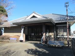 戸定が丘歴史公園の門の近くに松戸市戸定歴史館があります。最後の水戸藩主徳川昭武が建てた戸定邸の様子や水戸徳川下屋敷小梅邸の様子などが展示されていました。公開している戸定邸に調度品は置いてなく、歴史館に少し展示してあります。徳川慶喜が戸定邸を訪れた時に撮った部屋の写真は興味深かったです。徳川昭武の生母の部屋や客間などの調度品が、当時の暮らしを伝えています。明治維新後の徳川慶喜の生活や徳川昭武のその後の活躍などを知ることができました。戸定邸との共通券を利用しました。
