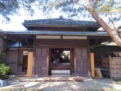 戸定歴史館のそばに戸定邸が建っています。徳川慶喜の弟・昭武の邸宅です。ここが受付入口です。邸内は9棟が廊下で結ばれ、23の部屋があり、見学していて迷ってしまうほどでした。明治時代の徳川家の住まいがほぼ残っている唯一の建物です。
