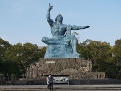 平和記念像
思ってたより全然大きかったです
天を指した右手は“原爆の脅威”を、水平に伸ばした左手は“平和”を、軽く閉じた瞼は“原爆犠牲者の冥福を祈る”を意味しています
この銅像を建てるために東京の井之頭公園にアトリエが建てられ、現在でもシルバーに塗られた小さめの平和記念像が展示されているそうです