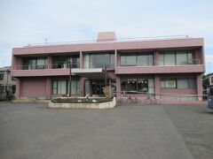 レンタサイクルを借りるために訪れた利根運河交流館。
運河駅から7分ほど、利根運河沿いに建つ国土交通省江戸川河川事務所の１階にあります。
観光案内所も兼ねていて、担当の方から散策に役立つ地図や資料をいただきました。