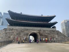 食べ終わってソウル駅に向かう道中、崇礼門を通りました。
