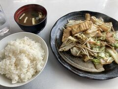 昼過ぎたので食堂を探す。
野菜炒め。