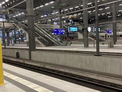 時刻は14時半頃。ベルリン中央駅に到着です。