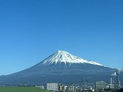 新幹線で名古屋から品川まで。途中、富士山がきれいに見えました。
名古屋方面から東京へ向かうときは左側の席に座ると富士山が見えます。