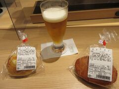 2021/11/19
旅の始まりは小松空港。空港の売店で買ったパンとラウンジのビールで遅めのランチにしました。
