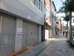 チェックアウトして朝の散歩へ。訪問時(2021年11月)の国際通りは、閉店したお店ばかりでした。