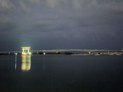 夜は、お散歩ついでに、弁天島海浜公園から、
浜名湖に浮かぶ観光タワーと、
浜名湖＆太平洋（遠州灘）にかかる浜名大橋のライトアップを見てきました。