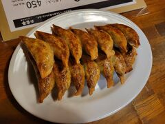 一軒目がお開きになり、「こんなんでは足りんでしょう？」と言う言葉に誘われ、餃子を食べに安兵衛さんへ！