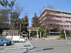 2023.3.7　火　PM14：13　岡崎神社　
https://okazakijinja.jp/　（公式HP)
京都市左京区岡崎東天王町51番地　　P=なし
https://youtu.be/MgMXx0paaEI?t=1092　　　2023年正月の光景長蛇の列
3年前に金戒光明寺に行こうと思ってここに入ったが通り抜け出来なかった・・その時は無人で売店も誰も居なかった。