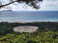 その後、観音寺市にある銭形砂絵「寛永通宝」を見に、琴弾公園に連れて行ってくれました。有明浜の白砂に描かれたこの砂絵を見ると。お金に苦労しないと言う謂れがあるらしいです。