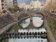 眼鏡橋。水面に橋のアーチうつりこむと眼鏡にみえます。