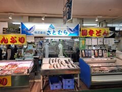 鮮魚は買っても持って帰れないし、、、、、
見て回ってると、人の良さそうなおじさん。
相談にのってくれたので、こちらでお土産を宅配。
この時間でかって丼は食べれるんですね。