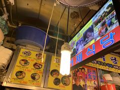 お腹が空いたので遅めのお昼ご飯を食べに南大門市場に戻って来ました。
IKKOさんが番組で紹介してたお店でカルグクスを頂きます。