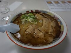 王道のしょうゆラーメンを注文です。

蜂屋特製焦がしラードが食欲を奮い立たせます
薄めのチャーシュー、数多めです。嬉しい
